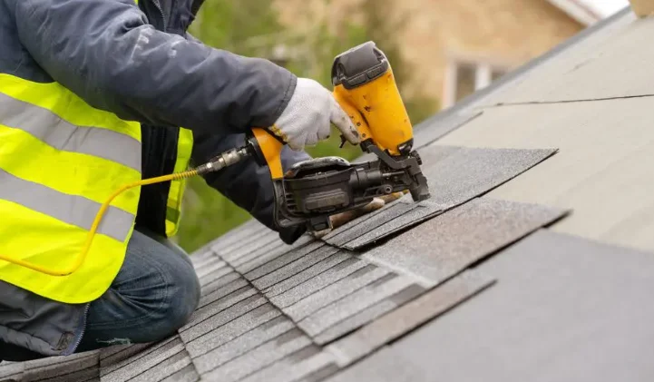 How Roofing Companies Handle Commercial Roof Maintenance Contracts
